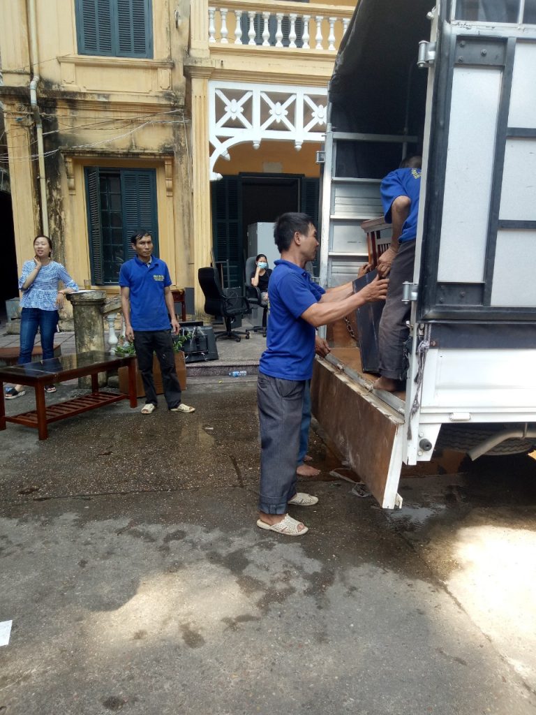 Vận chuyển bàn ghế gỗ